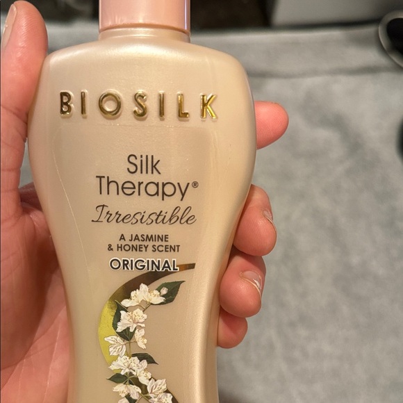 Biosilk Silk Therapy Irresistible Hair Treatment in Gold Bottle - Picture 7 of 8